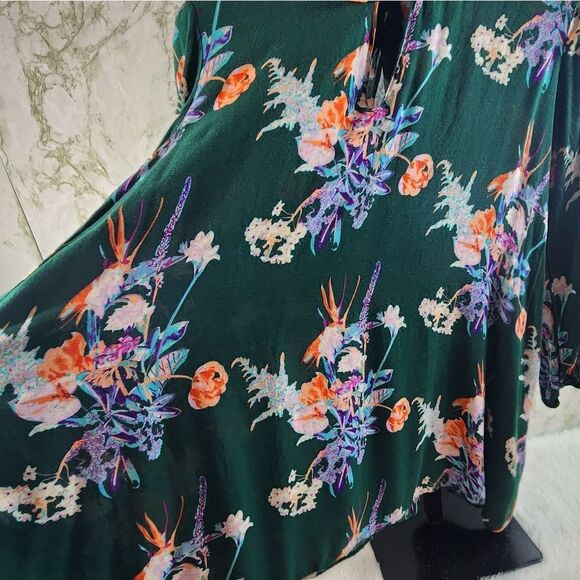 WORLD MARKET Beautiful Floral Top - Picture 6 of 11